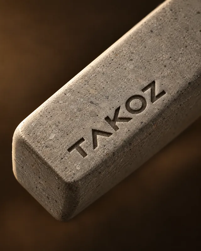 Takoz'un beton yüzeyi ve kazınmış TAKOZ yazısı yakından