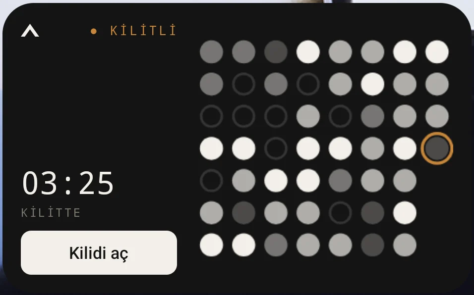 Kilitli durumdaki koyu Takoz widget'ı: kilitte geçen süre, Kilidi aç tuşu ve zincir